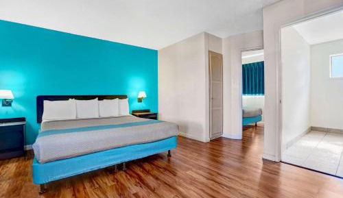 King Room with Roll-In Shower - Disability Access