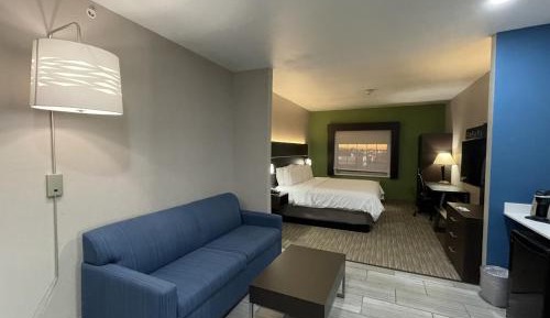 Suite - Hearing Accessible - Non-Smoking