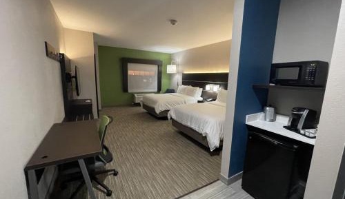 Standard Queen Room with Two Queen Beds and Tub - Communications Accessible