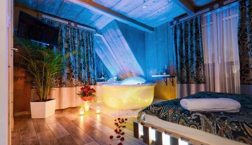 King Room with Mini Jacuzzi and Private Bathroom