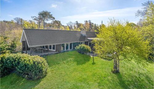 Three-Bedroom Holiday Home 