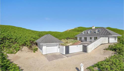 Three-Bedroom Holiday Home 