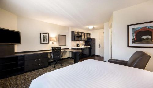 Queen Studio Suite with Bathtub - Mobility/Hearing Accessible
