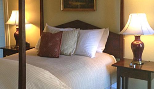 Deluxe Queen Room- Walk Up