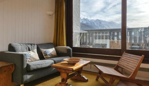 Apartment with Mountain View