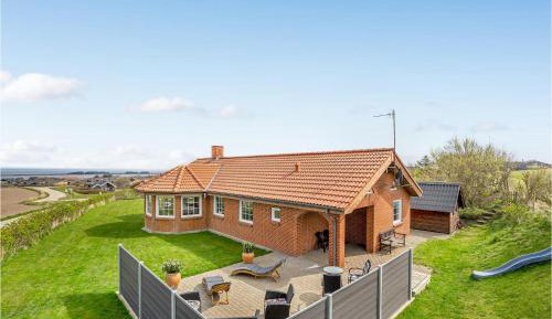 Three-Bedroom Holiday Home 