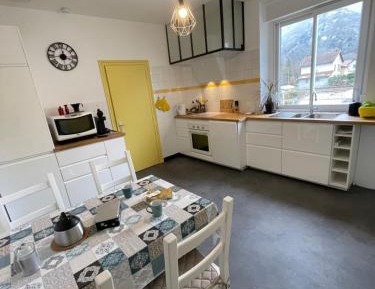 Apartment with Mountain View