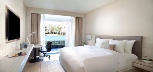 Premium Plunge Pool, Guest room, 1 King, Poolside view