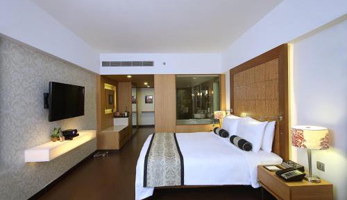 Featuring a private entrance, this air-conditioned villa consists of 1 living room, 2 separate bedrooms and 2 bathrooms with a shower. In the kitchen, guests will find a refrigerator, kitchenware, a microwave and an electric kettle. Boasting a terrace wit