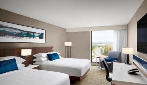Guest room, 2 Queen, Partial lake view