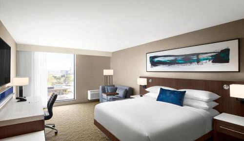 Guest room, 1 King, Partial lake view