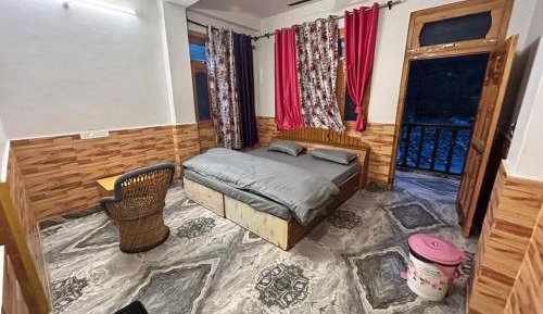 Double or Twin Room with Mountain View