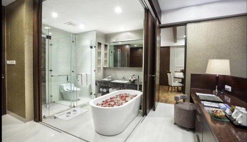 Lagoon Grand Suite with Balcony