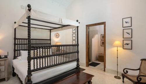 Deluxe Pool Room
