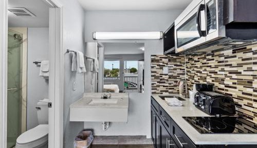 Deluxe King Room - Non-Smoking