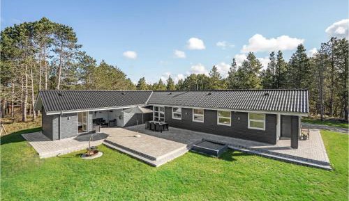 Three-Bedroom Holiday Home 