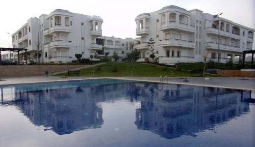 Apartment with Pool View 