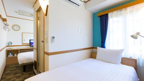 Standard Twin Room with a Shower & Bath Room between Beds - Smoking