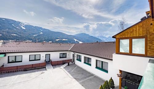 Comfort Three-Bedroom Apartment with Balcony