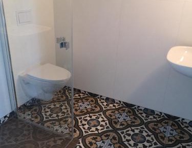 King Room with Roll-In Shower - Disability Access