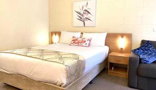 Deluxe Queen Suite