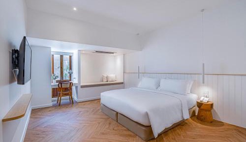 Deluxe King Suite