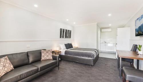 Deluxe Queen Suite