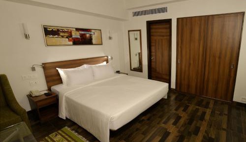 King Suite with Pool View