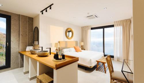 Deluxe Queen Suite