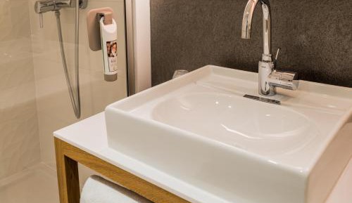 Standard Room with 1 Double Bed and 2 Single Beds