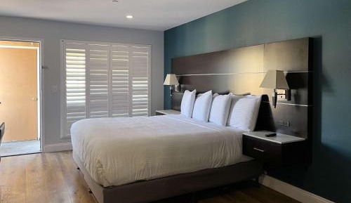 King Room with Roll-in Shower - Disability Access - Non-Smoking