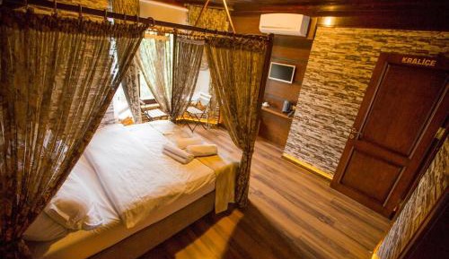 Queen Room with Garden View