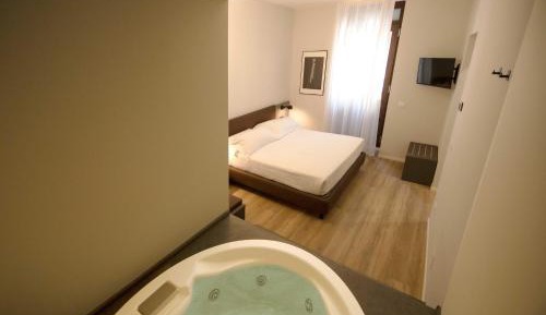 Suite with Hot Tub - Annex