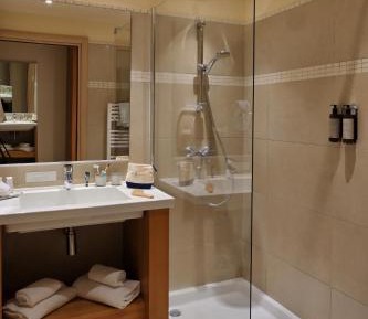 Parent Suite (2 Adults + 3 Children)
