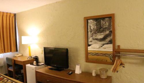 Queen Room - Non-Smoking