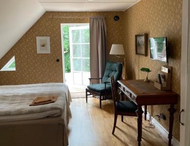 Standard Double Room with Shared Bathroom