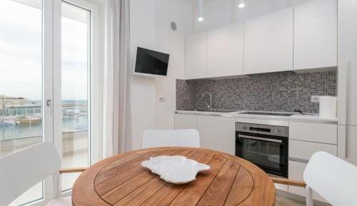 Deluxe One-Bedroom Apartment with Ocean View