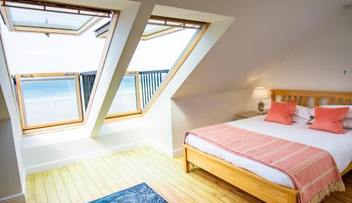 Three-Bedroom Apartment with Balcony