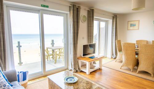 Deluxe Three-Bedroom Apartment with Balcony