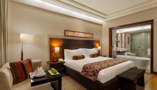 1 King Standard Pool View Lounge Access