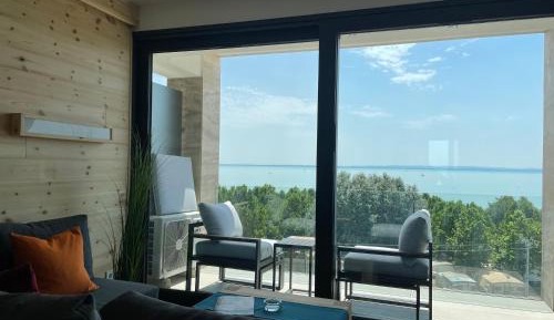 Apartment with Lake View