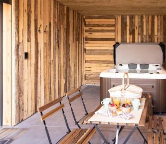 Two-Bedroom Apartment with Spa Bath