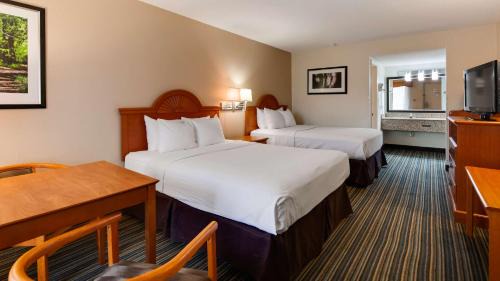 Queen Room with Two Queen Beds - Pet Friendly - Non-smoking