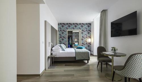 Deluxe Double Room with Side Sea View