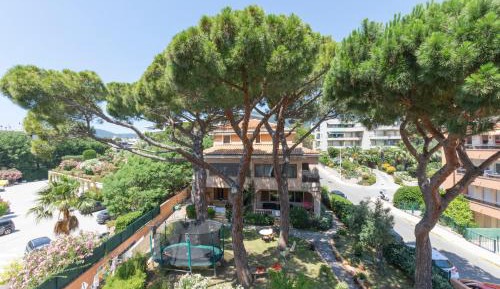 Apartment with Garden View
