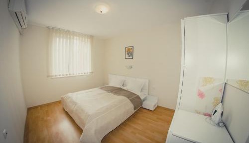 Three-Bedroom Apartment with Balcony (6 Adults + 2 Children)