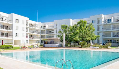 Apartment with Pool View 