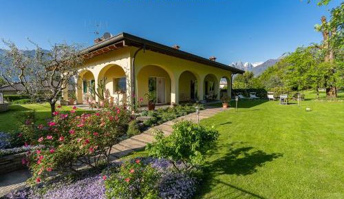 Villa with Garden View
