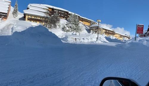 Apartment with Mountain View