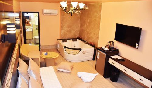 Queen Room with Spa Bath